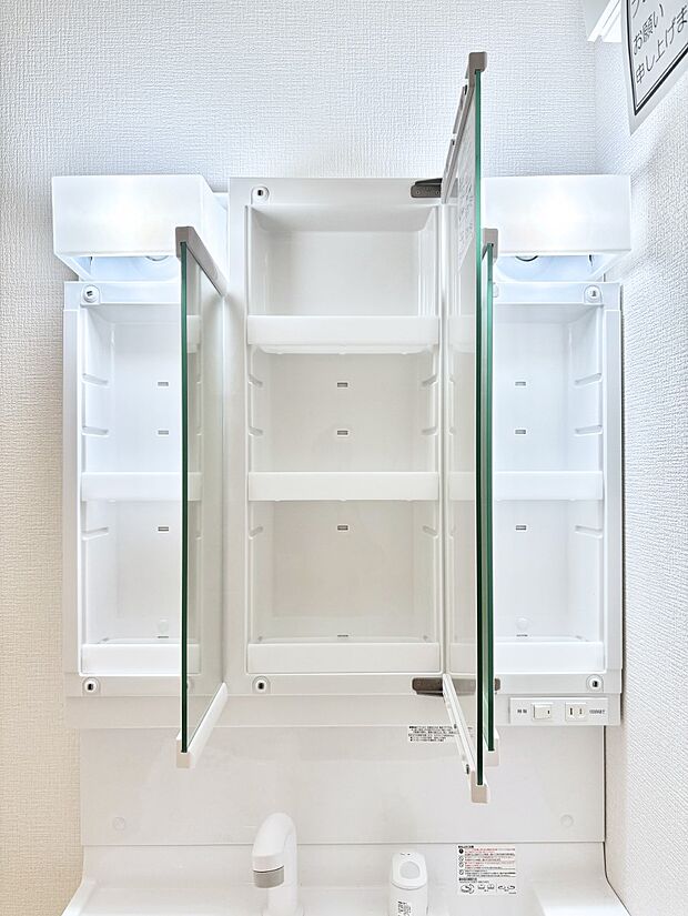 【三面鏡裏収納】三面鏡の裏に、化粧品や衛生用品などを収納可能。洗面台をすっきりと保ちます！