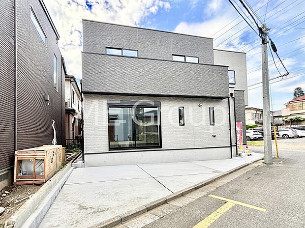 【現地外観写真】暮らしやすさと居心地の良さにこだわったシンプルで飽きのこないデザイン ！