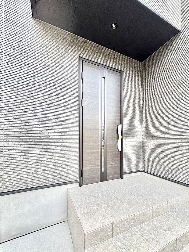 【玄関】大切な家族、来客を出迎える玄関。