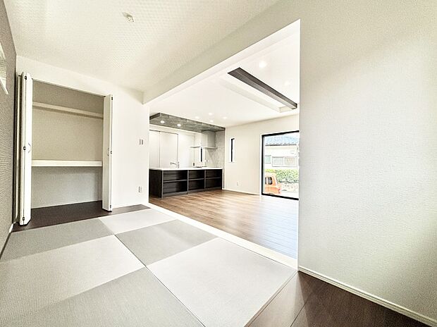 【和室】柔らかい畳の空間は、お子様の遊び場や来客時のおもてなしの場所として重宝します。 