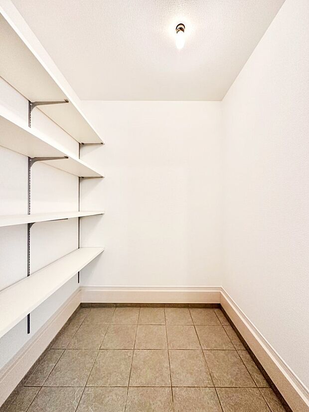 【収納】シューズインクローク付き！雨具やベビーカーも置けます。 