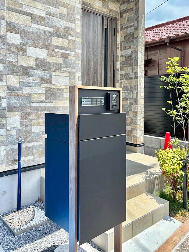 【その他現地】表札・インターホン・ポスト・宅配ＢＯＸをひとつに集約。エントランスになじむシンプルデザイン。