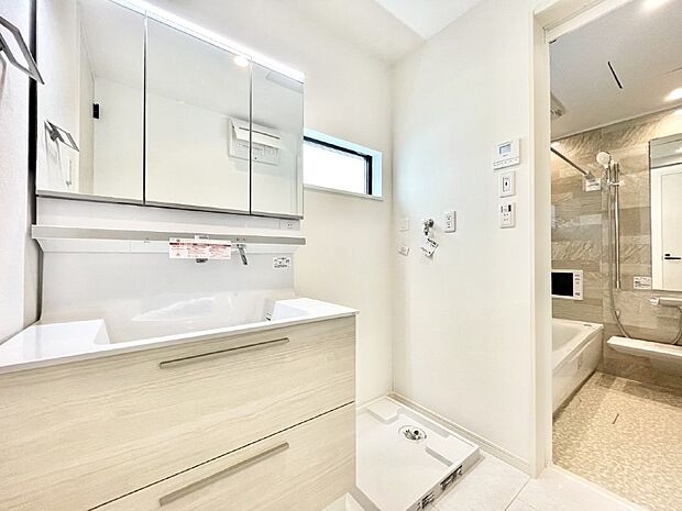 【脱衣場】清潔感ある洗面化粧室で朝の身支度も快適