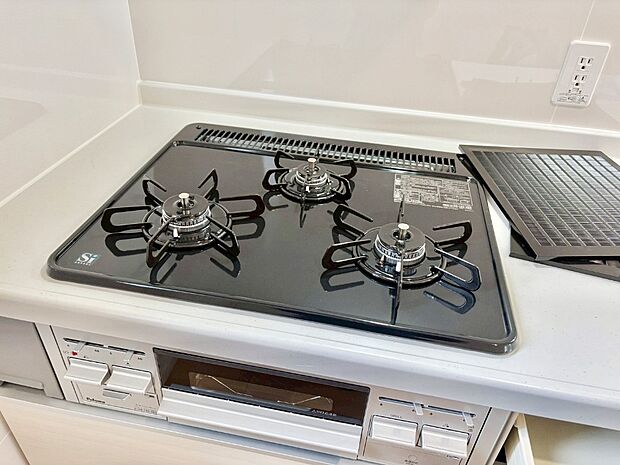 【その他設備(三ツ口コンロ)】三口ガスコンロでお料理が一気にはかどりそう。