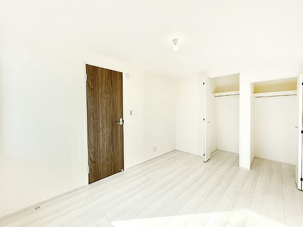 【寝室】使いやすい形でベットや家具の置き方にも困ることもありません。