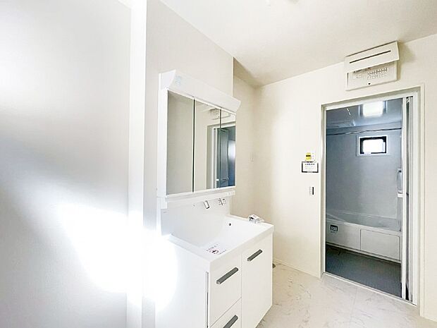 【脱衣場】清潔感ある洗面化粧室で朝の身支度も快適