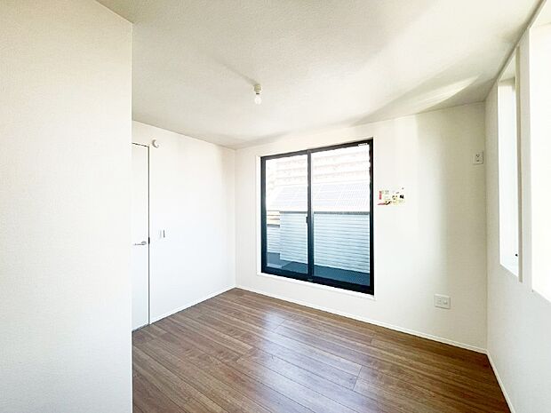 【洋室】バルコニーが開放感をプラスしてくれる洋室