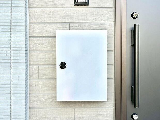 【その他現地】シンプルデザインのポスト。