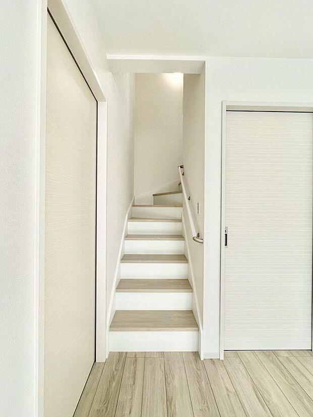 【その他内観】階段は手すり付きなので小さなお子さまやご高齢の方も安心です