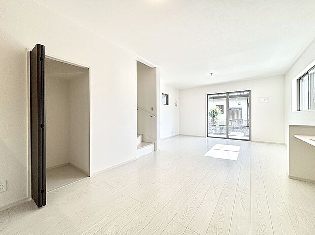 【リビングダイニング】リビング階段が家族の笑顔と会話をつないでくれます  