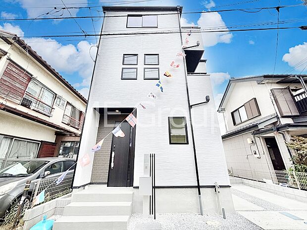 【現地外観写真】暮らしやすさと居心地の良さにこだわったシンプルで飽きのこないデザイン ！