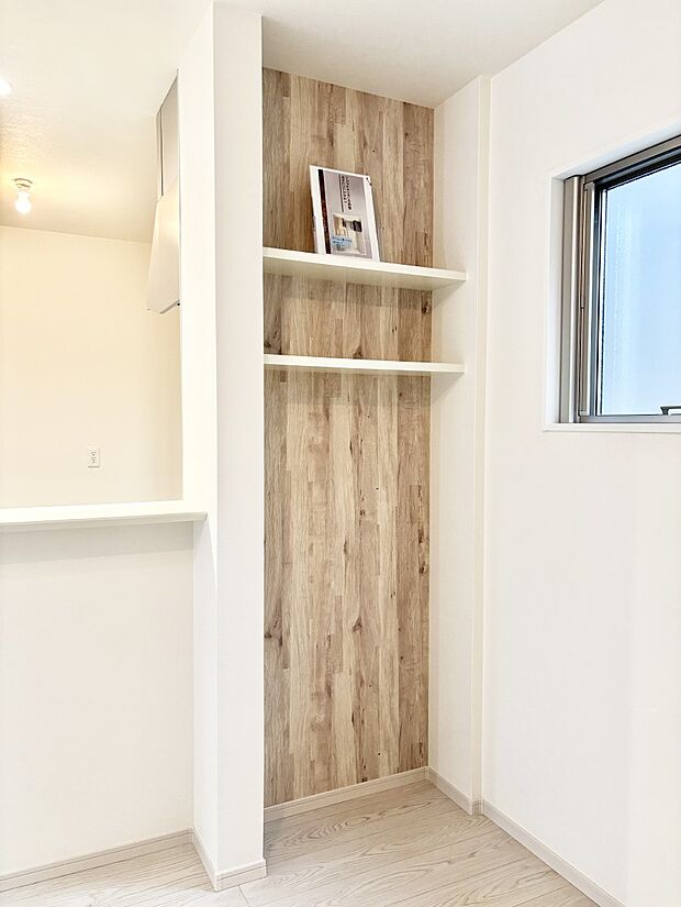 【カウンター】キッチンカウンターの壁面収納!物を飾ってもお洒落ですね