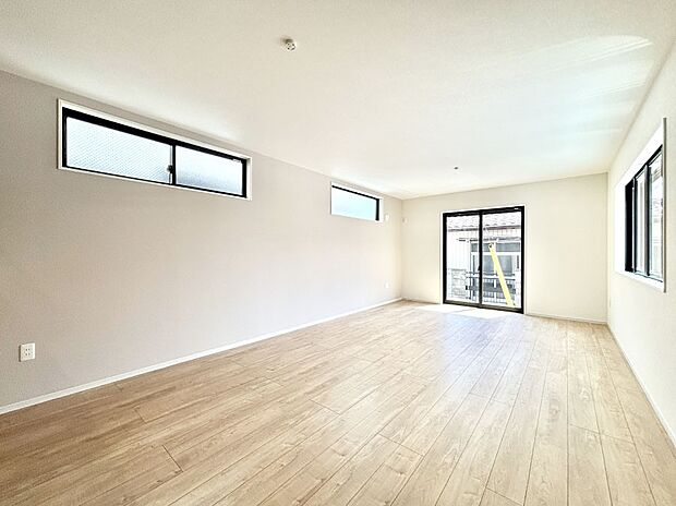 【リビングダイニング】大きな窓からたっぷりの陽光と風を感じられるリビング