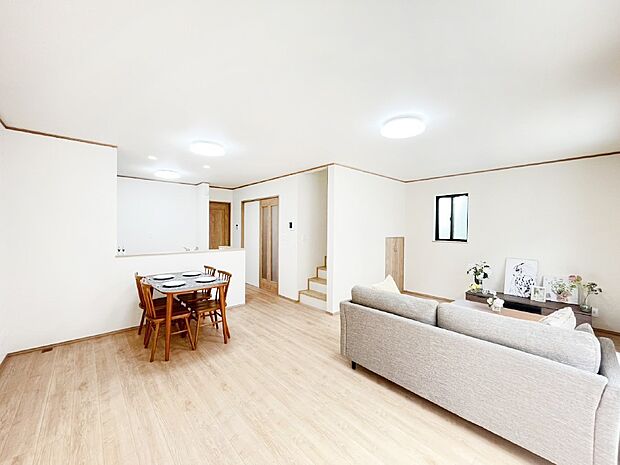 【ダイニング】リビング階段、毎日大切な家族とコミュニケーションがとれる家族思いの間取り