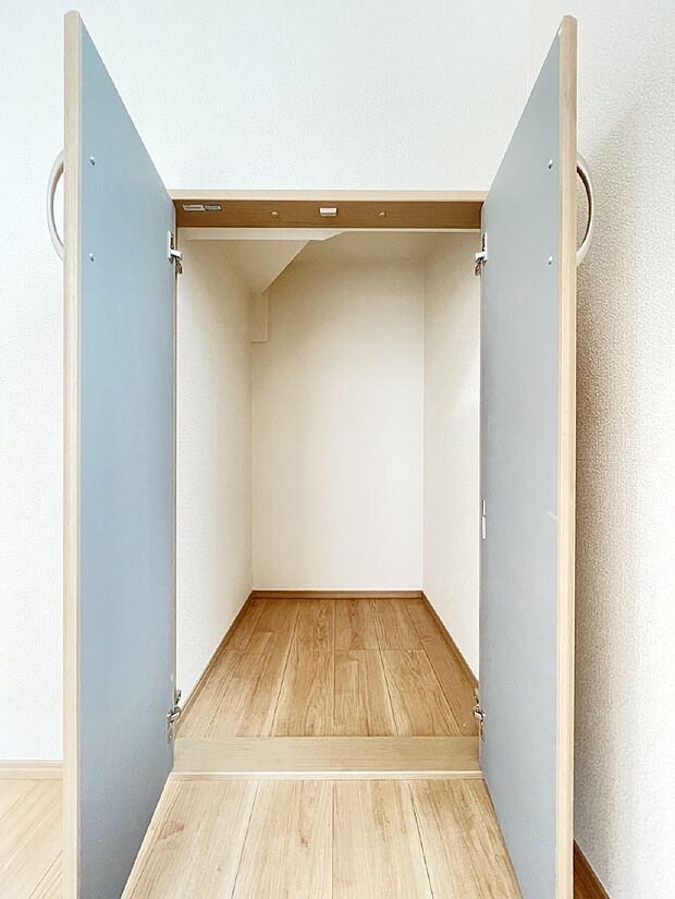 【リビング収納】リビング収納。ここに収納があると物が集まるLDKがスッキリ片付きそうですね。  