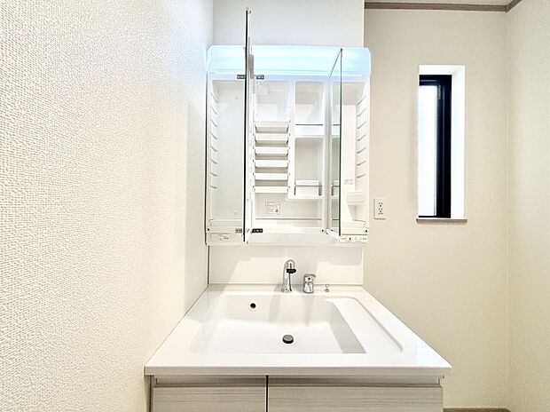 【三面鏡裏収納】三面鏡の裏に、化粧品や衛生用品などを収納可能。洗面台をすっきりと保ちます！