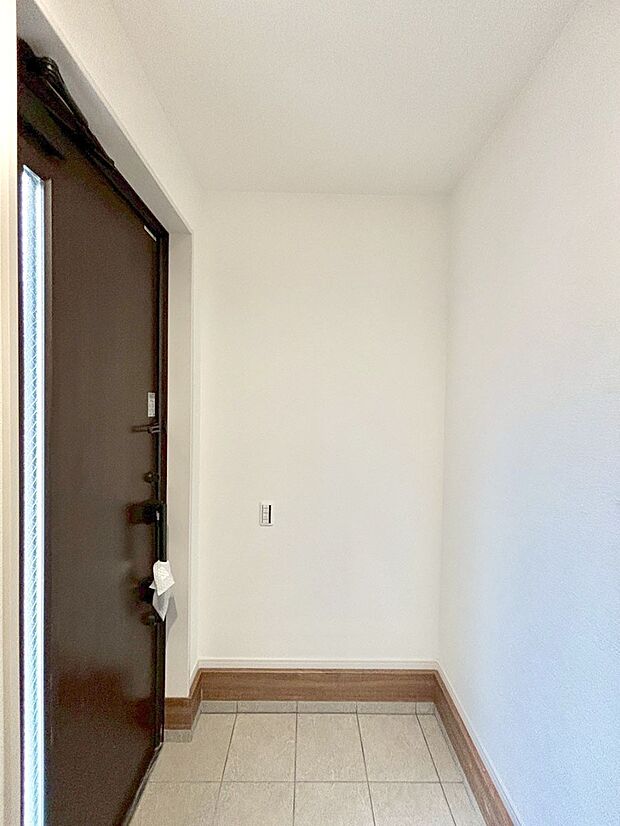 【玄関】明るい玄関はお客様をお出迎えするのにぴったりです！ 