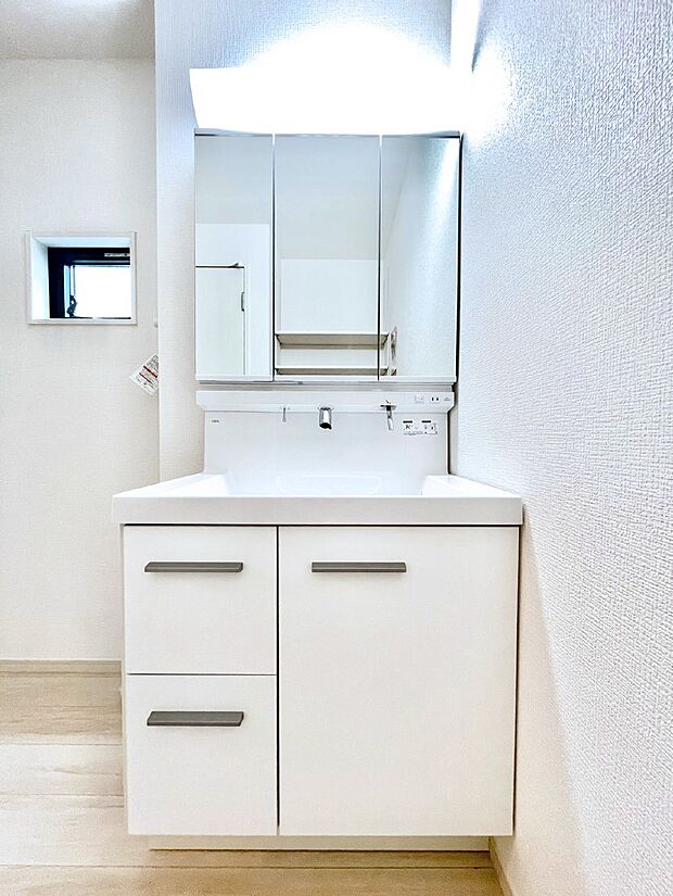 【洗面台・洗面所】大きく見やすい三面鏡で清潔感ある洗面台は、身だしなみチェックや肌のお手入れにおすすめです。 