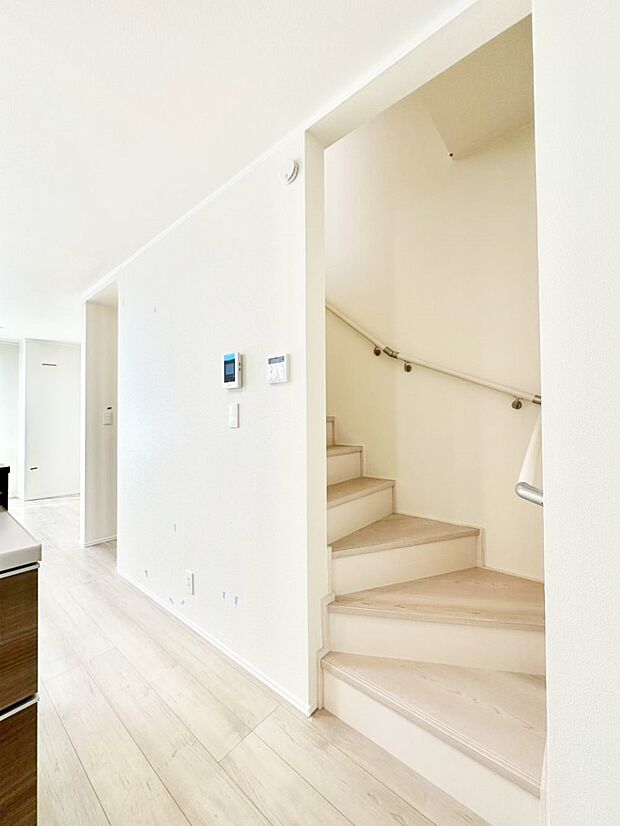 【その他内観】階段は手すり付きなので小さなお子さまやご高齢の方も安心です
