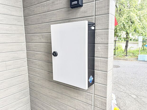 【その他現地】シンプルデザインのポスト。