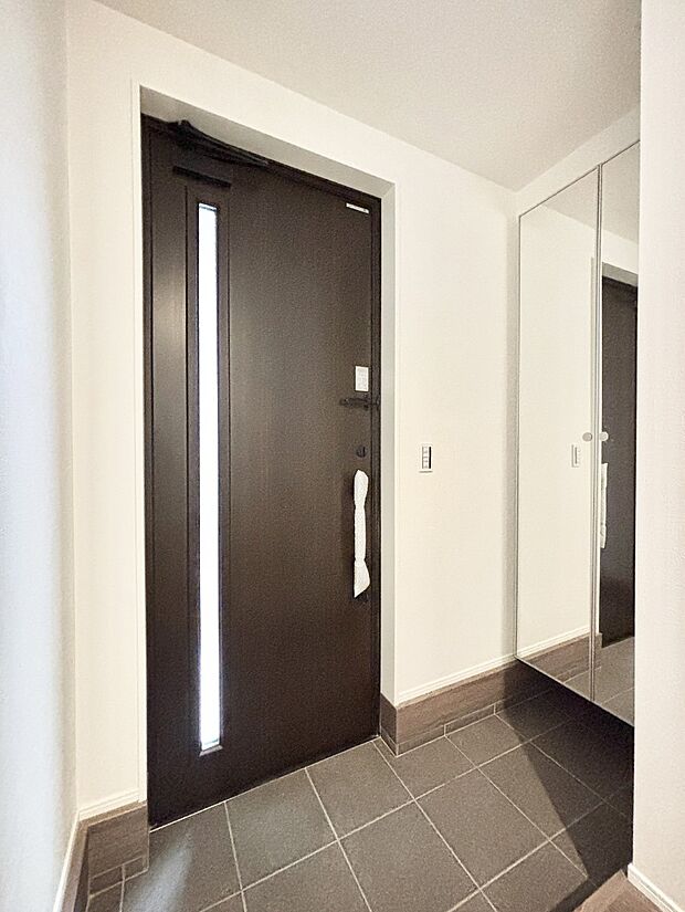 【玄関】ガラススリットの入った玄関ドアが室内に光を届けてくれます