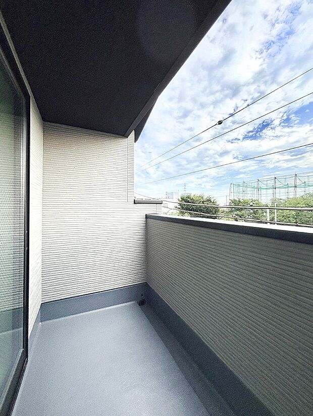 【バルコニー】ゆったりバルコニーだから沢山お洗濯ものを干せます。