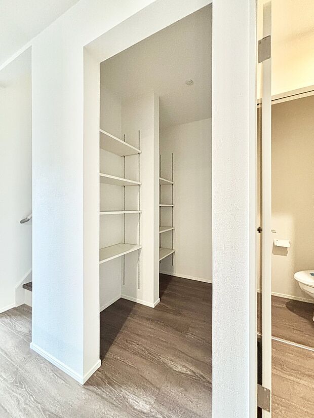 【収納】可動棚付きのパントリーで食品や日用品のストックもスッキリ見やすく収納できます!