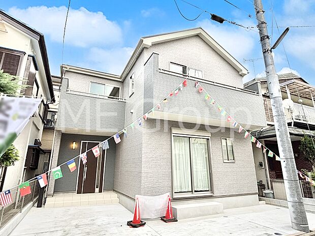 【現地外観写真】暮らしやすさと居心地の良さにこだわったシンプルで飽きのこないデザイン ！