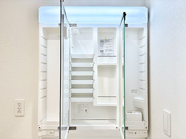 【三面鏡裏収納】三面鏡の裏に、化粧品や衛生用品などを収納可能。洗面台をすっきりと保ちます！