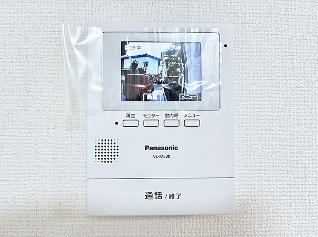 【TVモニター付きインターフォン】訪問者が一目でわかる安心のＴＶモニター付きインターホン。 
