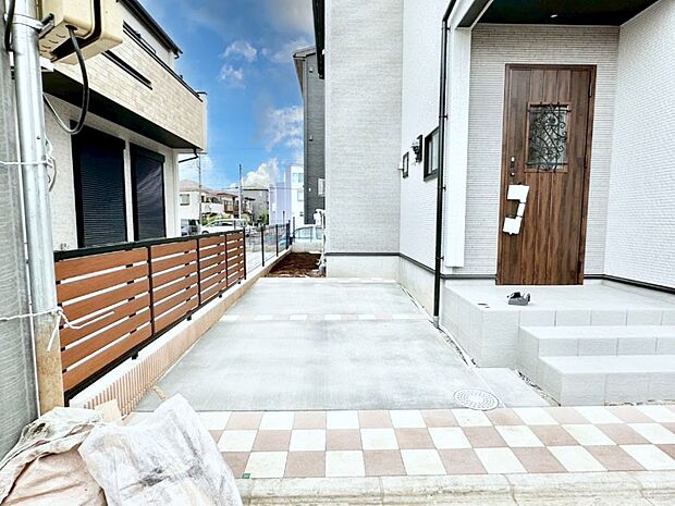 【駐車場】目の前が駐車場だと、雨の日も、大量にお買い物をした時も便利ですよね。