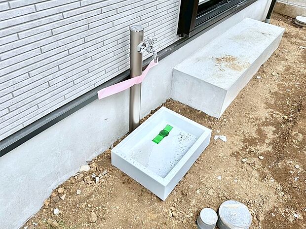 【その他現地】外水栓があると、庭のお手入れやちょっとした手洗い・洗車に便利です！ 