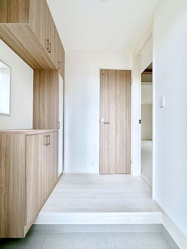 【玄関】飾り棚を利用して、お越しいただくお客様をおもてなしできます。