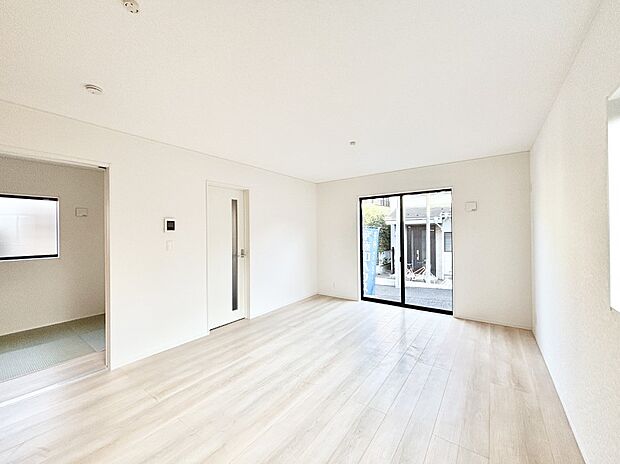 【ダイニング】隣接の和室を開放すればさらに広々空間に