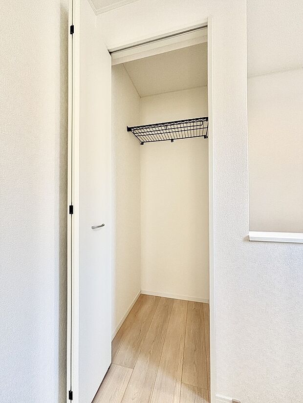 【収納】2階廊下収納には掃除用品や日用品のストックなどを収納できます。