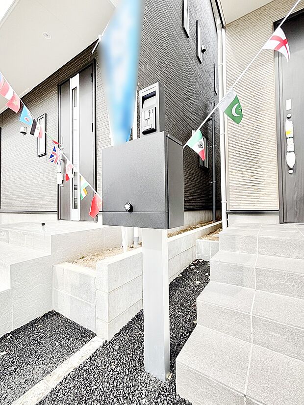 【その他現地】シンプルデザインのポスト。