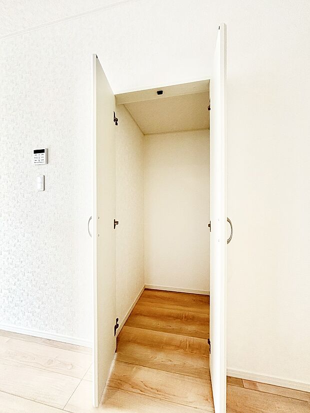 【キッチン横収納】食材のストックはもちろん、日用品の収納など使い方はいろいろ  