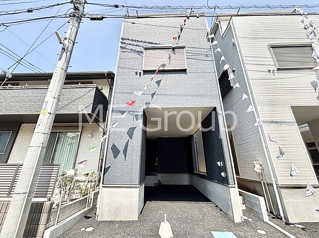 【現地外観写真】暮らしやすさと居心地の良さにこだわったシンプルで飽きのこないデザイン !