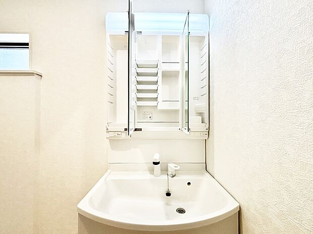 【三面鏡裏収納】三面鏡の裏に、化粧品や衛生用品などを収納可能。洗面台をすっきりと保ちます!