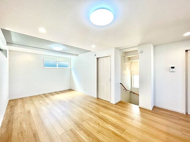 【ダイニング】リビング階段が家族の笑顔と会話をつないでくれます  