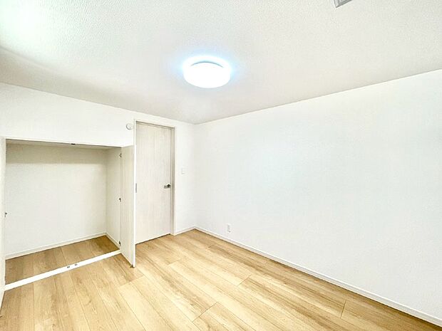 【寝室】収納が充実しているので居住スペースを広々使えます  