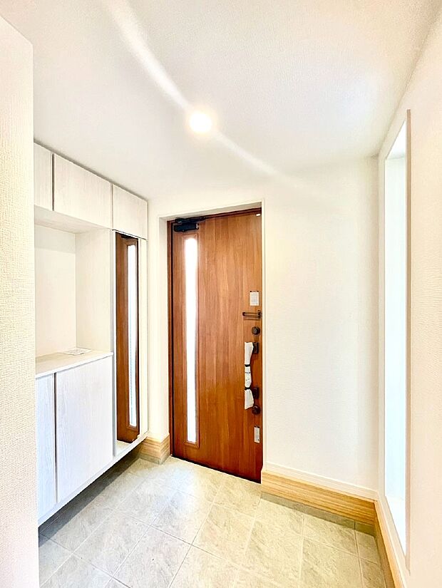 【玄関】明るい玄関はお客様をお出迎えするのにぴったりです！ 