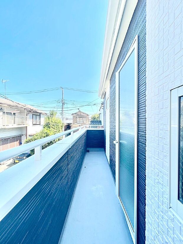 【バルコニー】南向きのバルコニー！ご家族の洗濯物はもちろん、お布団もたっぷり干せます！