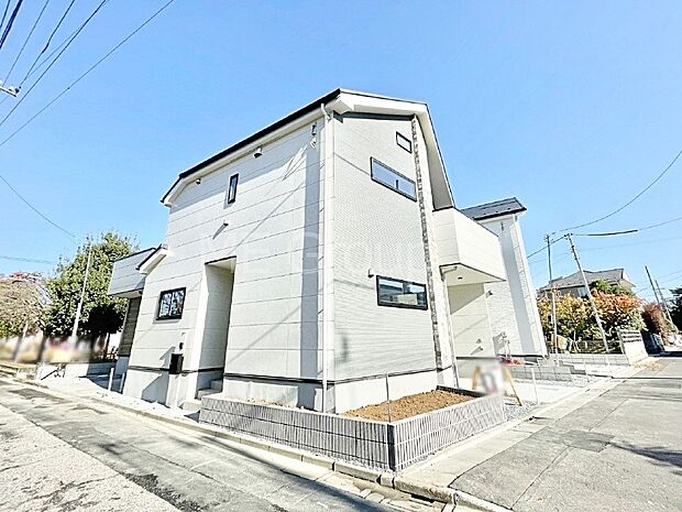 【現地外観写真】洗練された外観、上質な住空間が広がる室内は永く安心して過ごせる住居です。