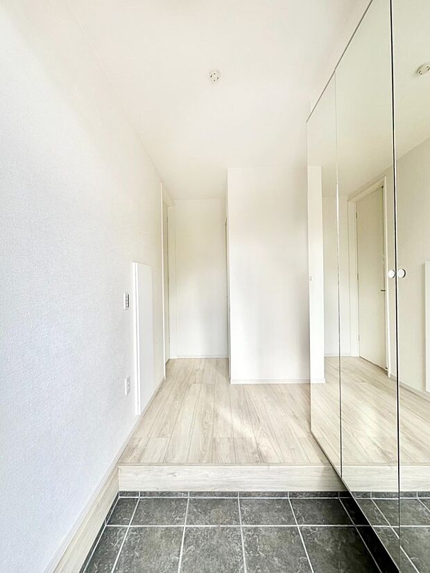 【玄関】家族の帰宅やお客様をあたたかく迎える玄関