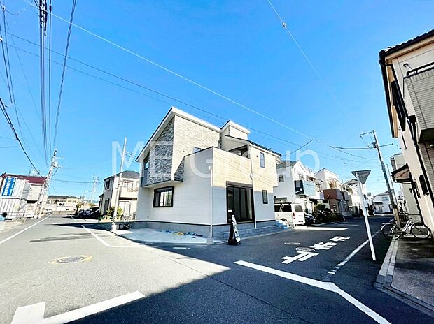 【前面道路含む現地写真】角地なので日当たりも良く、お家が堂々として見えます。