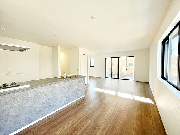 【リビングダイニング】明るい陽光が注ぎ、寛ぎの雰囲気に満たされるリビング・ダイニング。 