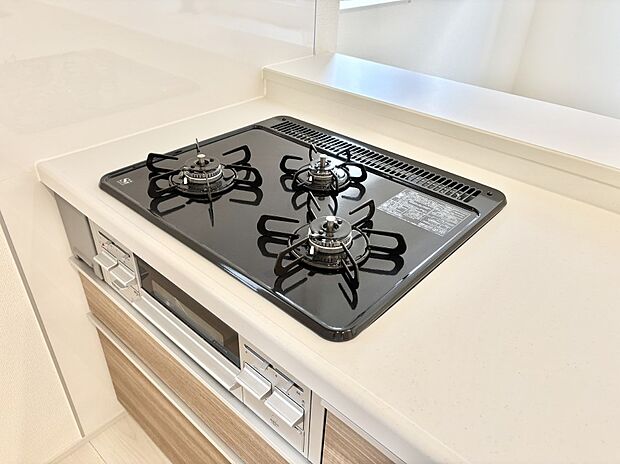 【その他設備(Ｓｉセンサーコンロ)】ガスコンロはＳｉセンサー搭載。火力調節や焦げ付き・消し忘れも防いでくれます。