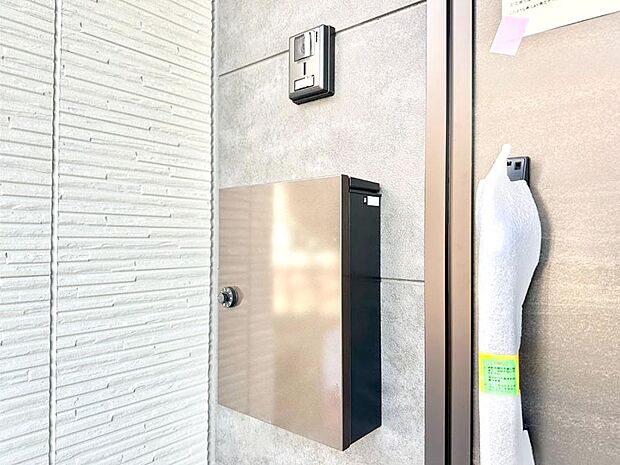 【その他現地】シンプルデザインのポスト。