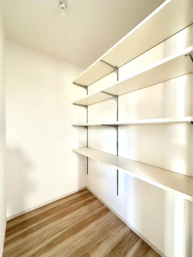 【その他設備(パントリー)】キッチンにはパントリー！食材のストックはもちろん、日用品の収納など使い方はいろいろ！